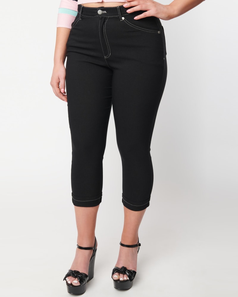 Front of a model wearing a size 5X Unique Vintage Black Denim Bengaline Capris in Black by Unique Vintage. | dia_product_style_image_id:295710